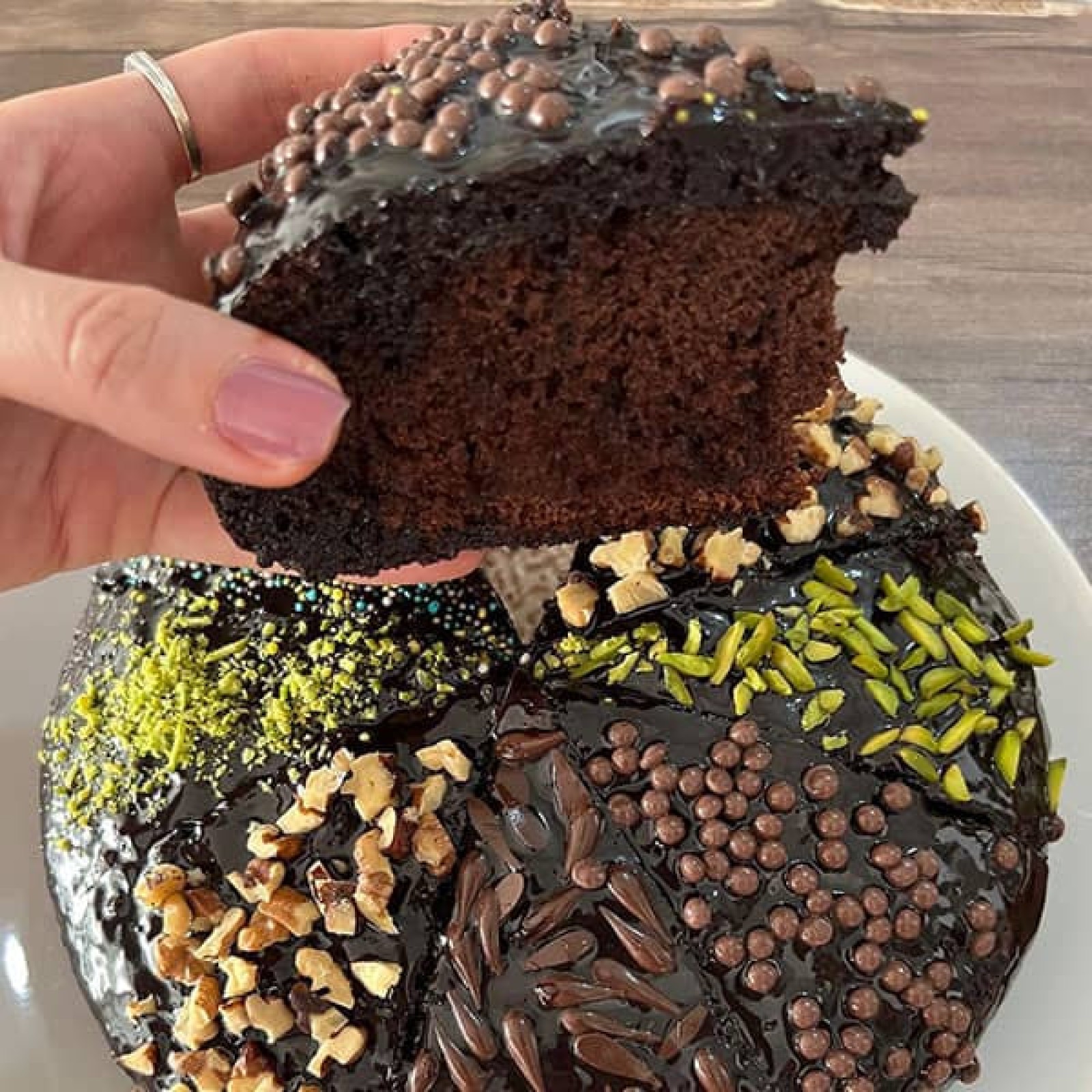 کیک خیس شکلاتی فقط در ۱۵ دقیقه سریع و خوشمزه بدون فر و همزن+ فیلم