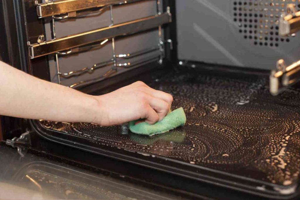 نحوه تمیز کردن سینی فر | چند نکته برای تمیز کردن سینی فر سوخته