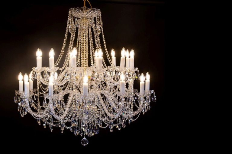 نحوه تمیز کردن لوستر به صورت کامل | چند نکته طلایی برای برق انداختن لوستر