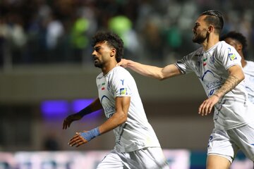 بازیکن استقلال بازهم حاشیه آفرید | کلاه عجیب و نجومی  رامین رضاییان هنگام عقد قراردادش سوژه شد