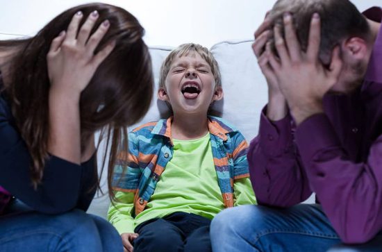 چگونه با کودک خشن برخورد کنیم ؟ | چند راه کار عالی برای کنترل فرزند پرخاشگر