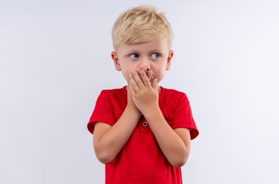 با کودکی که فحاشی می کند چکار کنیم ؟ | چند راهکار برای درمان فحاشی کردن کودکان