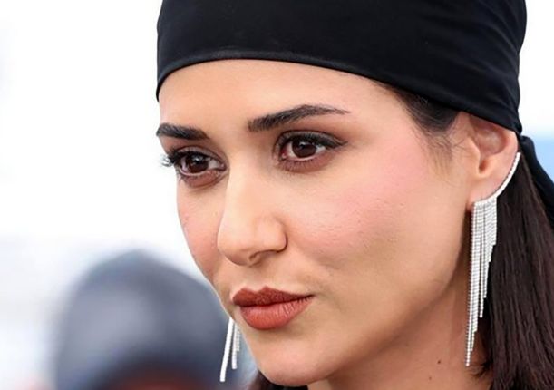 استایل خیره کننده پریناز ایزدیار در اکران مردمی فیلم زن و بچه | لباس پریناز ایزدیار هوش از سر همه برد