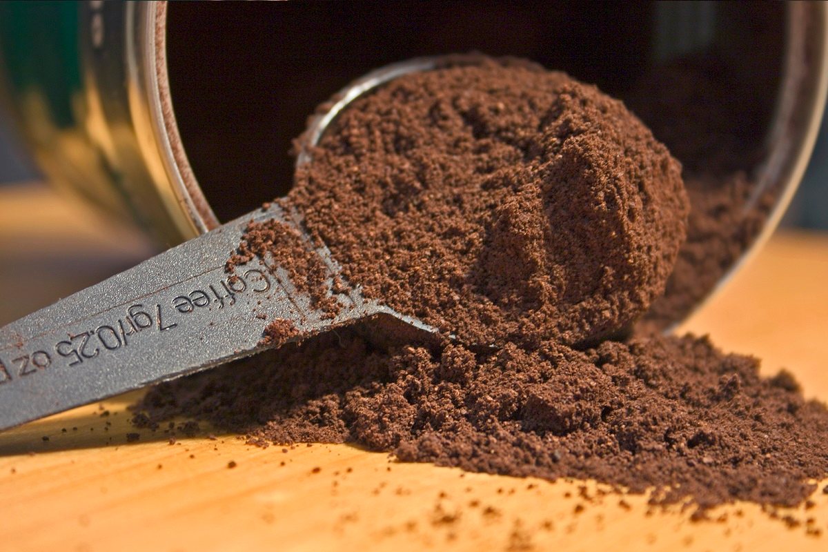 کاربردهای شگفت انگیز تفاله قهوه که از آن غافل بوده اید | دیگه تفاله قهوه رو دور نریز