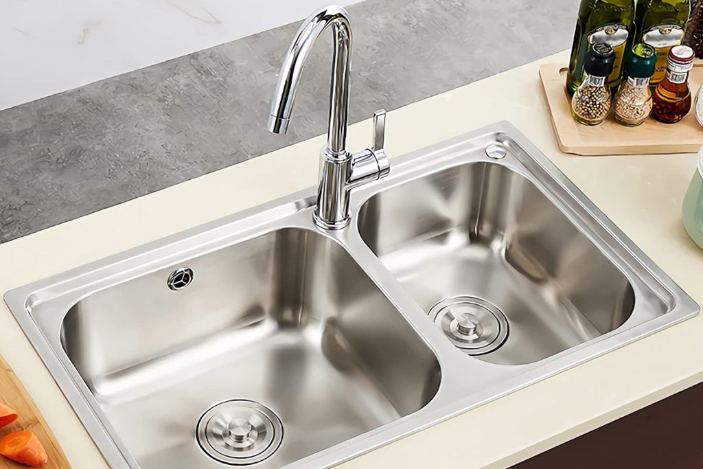 چگونه سینک استیل را تمیز کنیم ؟ | چند نکته طلایی برای برق انداختن سینک